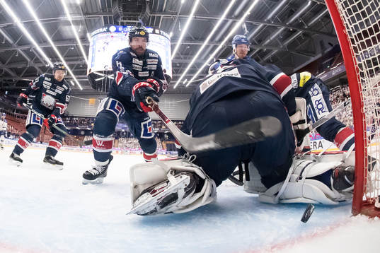 Linköpings Jonas Holös räddar bakom Linköpings målvakt