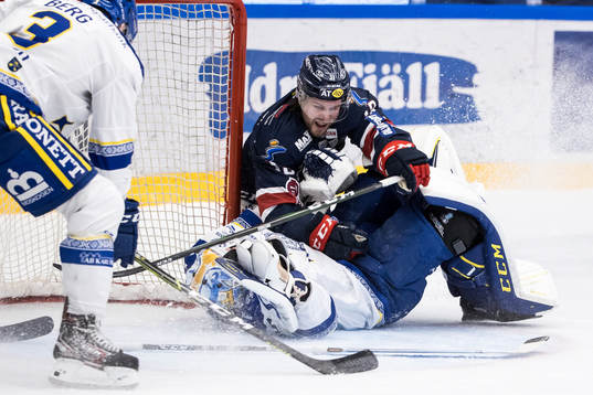 Linköpings Andrew Gordon kör över Leksands målvakt