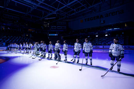 En tyst minut för Ulf Skoglund innan  ishockeymatchen i