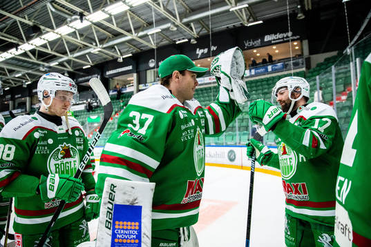 Rögles målvakt Johan Gustafsson jublar