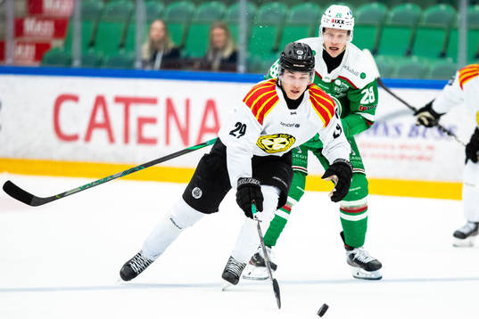 Brynäs Oscar Birgersson och Rögles Anton Bengtsson