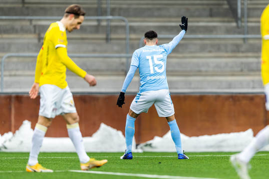 Malmö FFs Anel Ahmedhodzic jublar med ryggen åt kameran