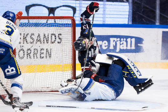 Linköpings Andrew Gordon kör över Leksands målvakt