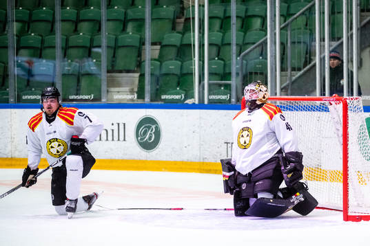 Brynäs Marcus Björk och målvakt Viktor Andrén deppar