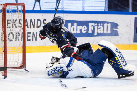 Linköpings Andrew Gordon kör över Leksands målvakt