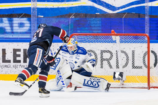 Leksands målvakt Janne Juvonen räddar en straff från