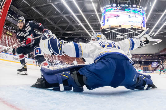 Linköpings Niko Ojamäki och Leksands målvakt Janne