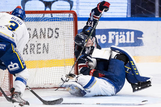 Linköpings Andrew Gordon kör över Leksands målvakt