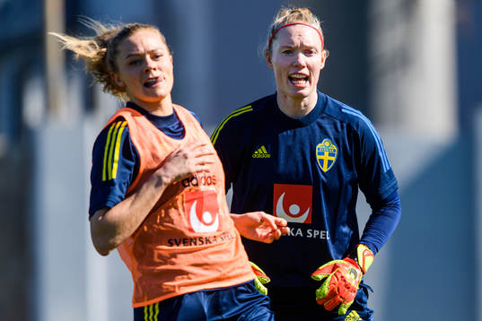 Fridolina Rolfö och goalkeeper Hedvig Lindahl
