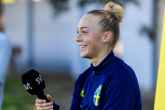Hanna Bennison is interviewed by the media