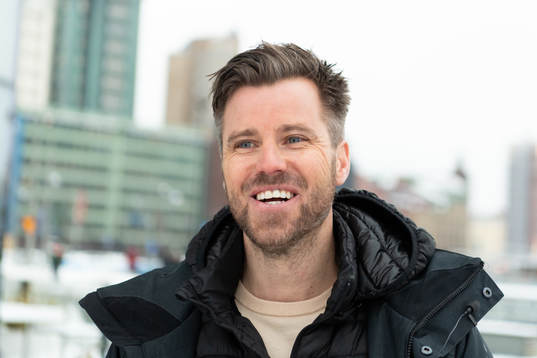 IFK Göteborgs sportchef Pontus Farnerud blir intervjuad