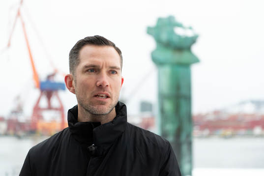 Häckens sportchef Martin Ericsson blir intervjuad