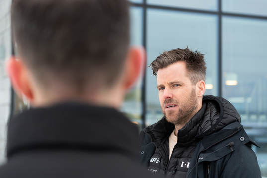 IFK Göteborgs sportchef Pontus Farnerud blir intervjuad