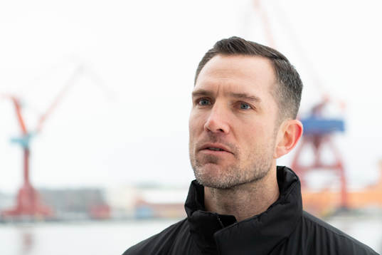 Häckens sportchef Martin Ericsson blir intervjuad