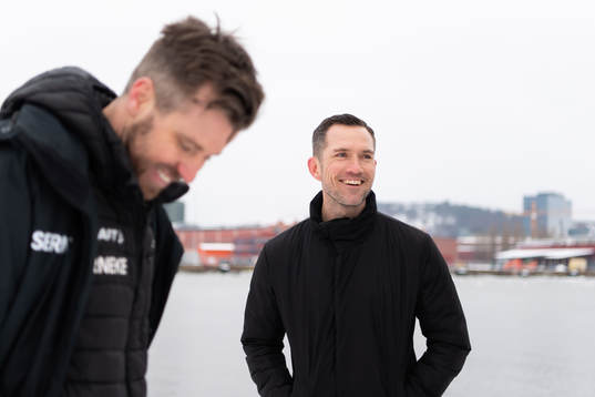 Häckens sportchef Martin Ericsson blir intervjuad