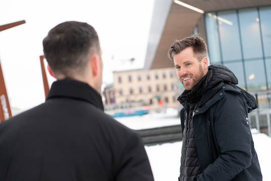 IFK Göteborgs sportchef Pontus Farnerud blir intervjuad