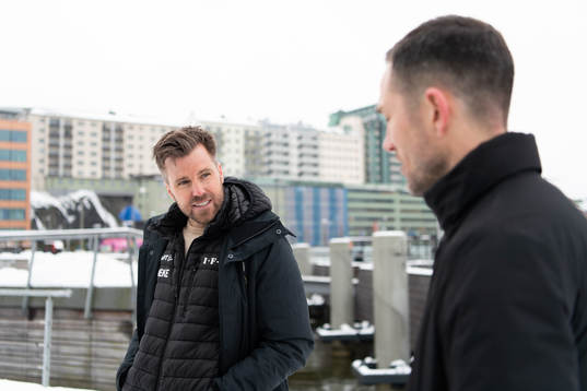 IFK Göteborgs sportchef Pontus Farnerud blir intervjuad