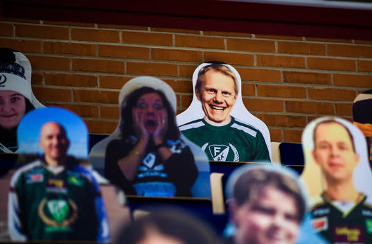 En pappfigur med C Mores Niklas Wikegård iklädd en