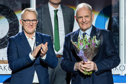 Färjestads VD Stefan Larsson gratulerar Ulf Sterner på