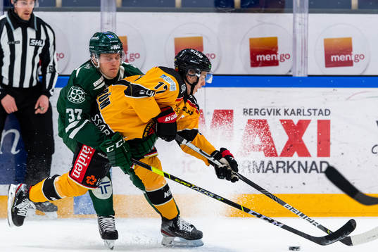 Färjestads Adam Ginning och Luleås Isac Brännström