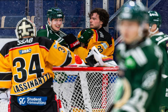 Färjestads Victor Ejdsell och Luleås Oscar Engsund i fajt