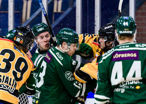Färjestads Victor Ejdsell och Luleås Oscar Engsund i