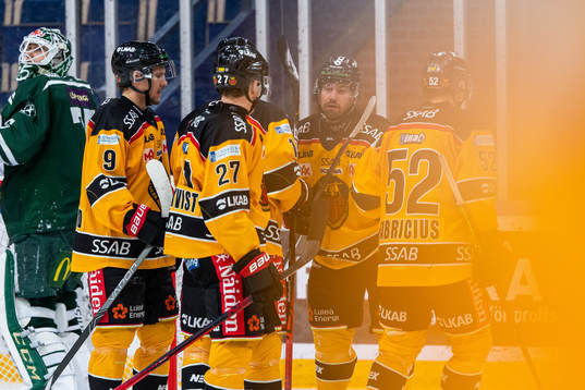 Luleås Niklas Olausson jublar med lagkamrater