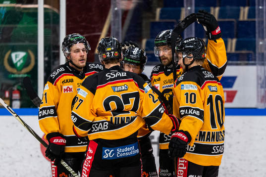 Luleås Einar Emanuelsson jublar med lagkamrater
