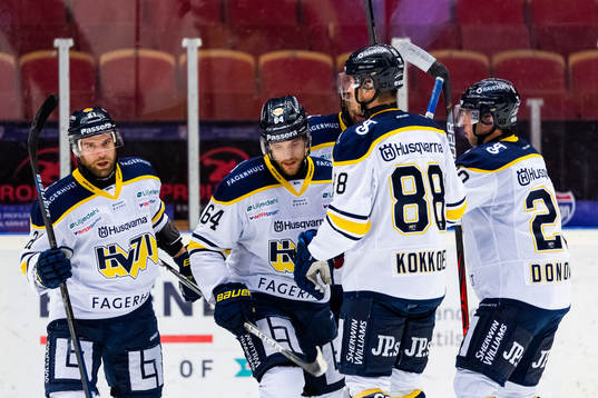 s Eric Martinsson jublar med lagkamrater