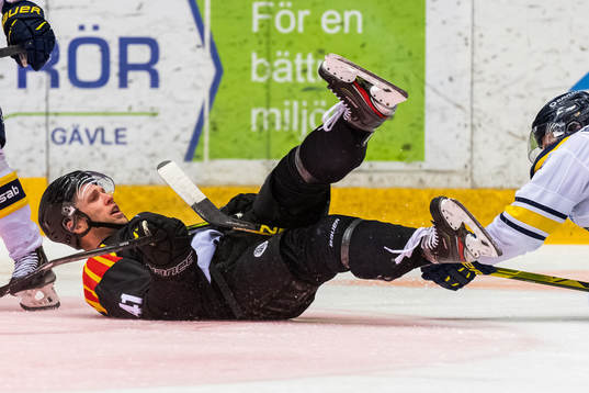 Brynäs Greg Scott ligger på isen