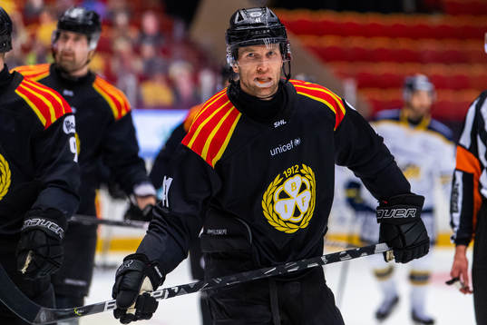Brynäs Greg Scott ligger på isen