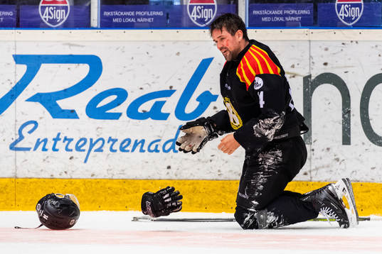 Brynäs Johan Alcén blöder från ansiktet