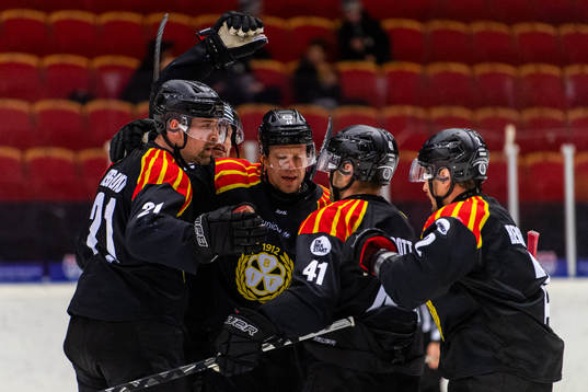 Brynäs Patrik Berglund jublar med lagkamrater