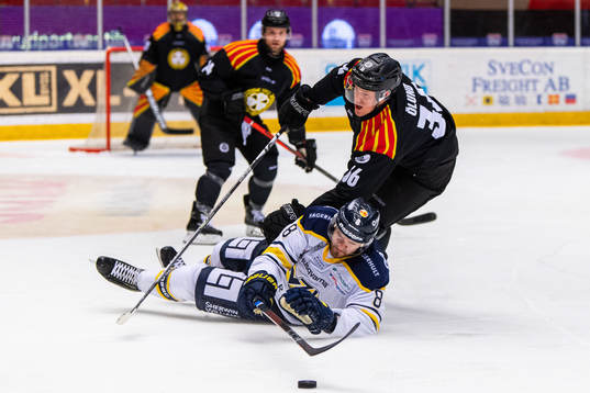 s Jordan Murray och Brynäs Linus Ölund i kamp om pucken
