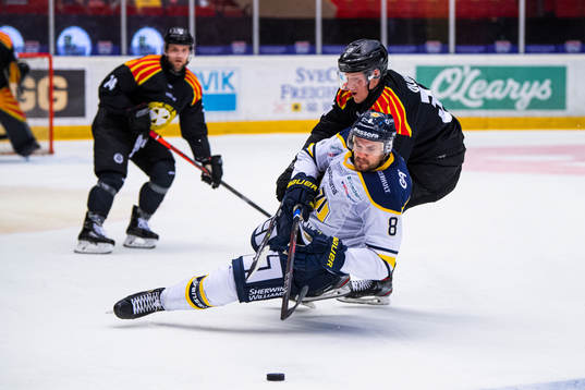 s Jordan Murray och Brynäs Linus Ölund i kamp om pucken