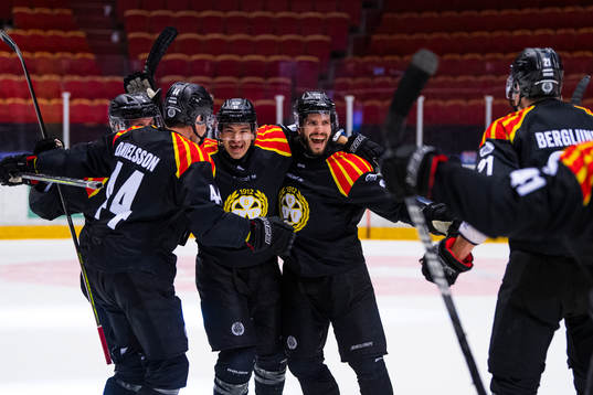 Brynäs Oula Palve jublar med lagkamrater