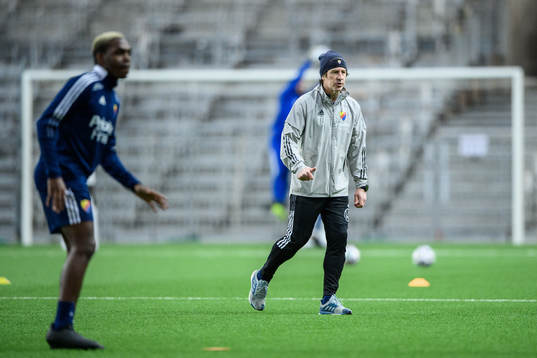 Djurgårdens Joel Asoro och tränare Thomas Lagerlöf