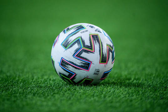 En fotboll på konstgräs