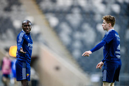 Djurgårdens Edward Chilufya och Aslak Witry i en diskussion