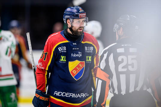 Djurgårdens Dick Axelsson i en diskussion med Domare