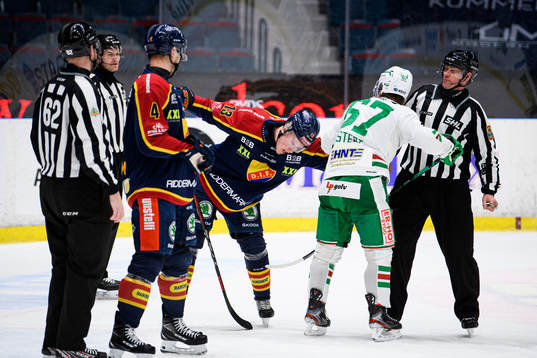 Djurgårdens Kalle Östman och Rögles Leon Bristedt i bråk