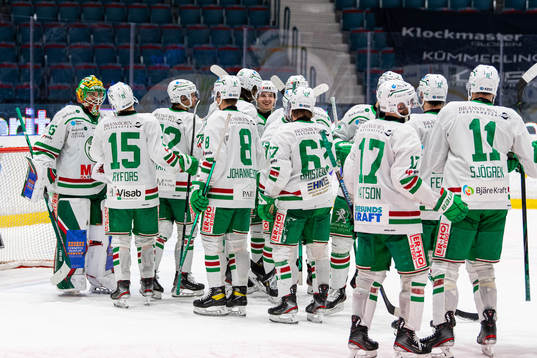 Rögles målvakt Christoffer Rifalk jublar med lagkamrater