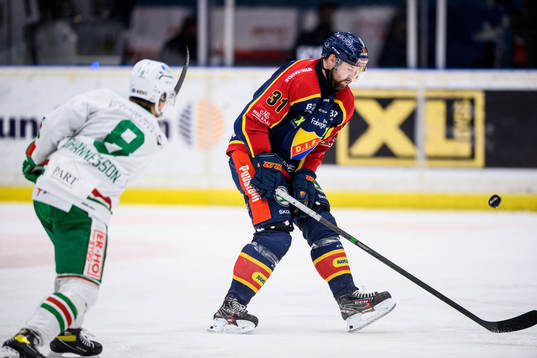 Djurgårdens Dick Axelsson täcker ett skott
