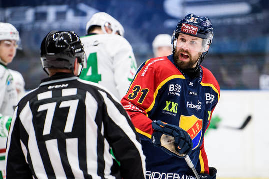Djurgårdens Dick Axelsson reagerar mot Linjedomare Jan
