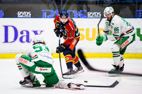 Djurgårdens Bobby Nardella mot Rögles Moritz Seider och
