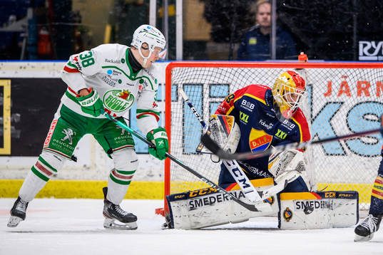 Rögles Erik Andersson och Djurgårdens målvakt Mantas