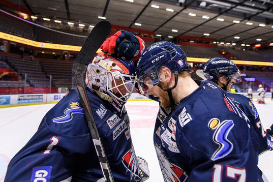 Linköpings målvakt David Rautio jublar med Niko Ojamäki