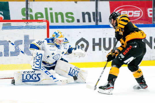 Skellefteås Oscar Möller kommer fri med Leksands målvakt