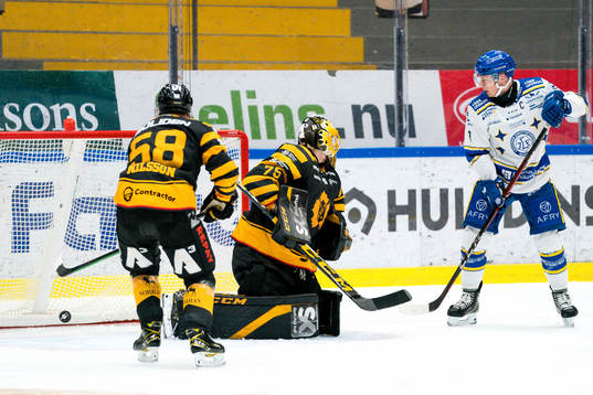 Leksands Patrik Zackrisson ser pucken gå in bakom