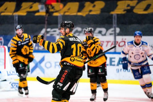 Skellefteås Joakim Lindström jublar